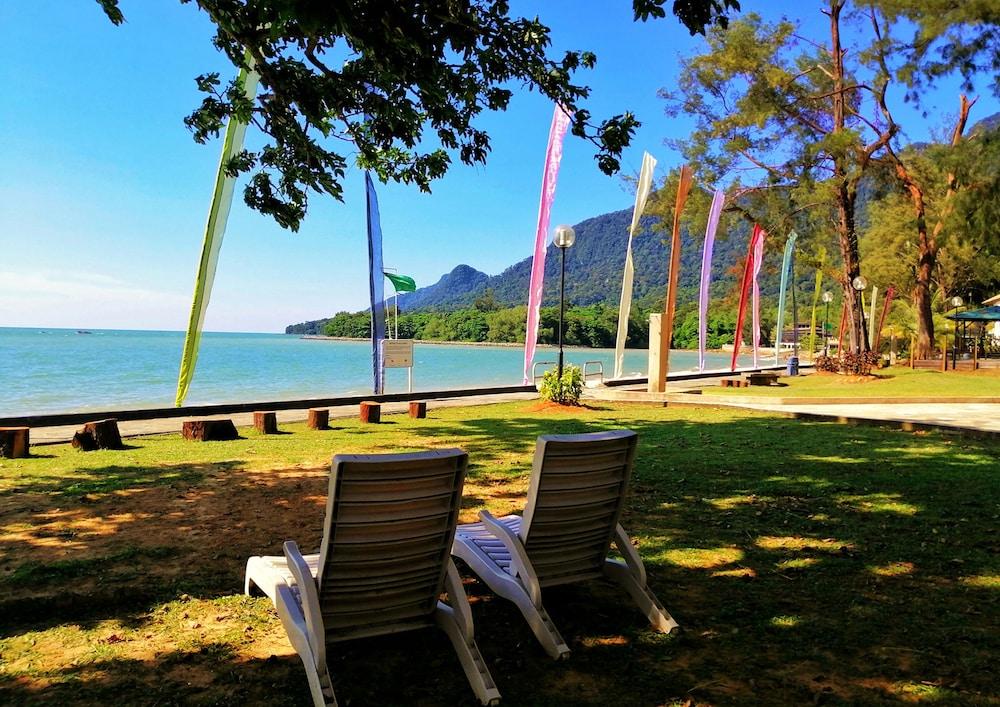 Damai Beach Resort Kuching Exterior photo